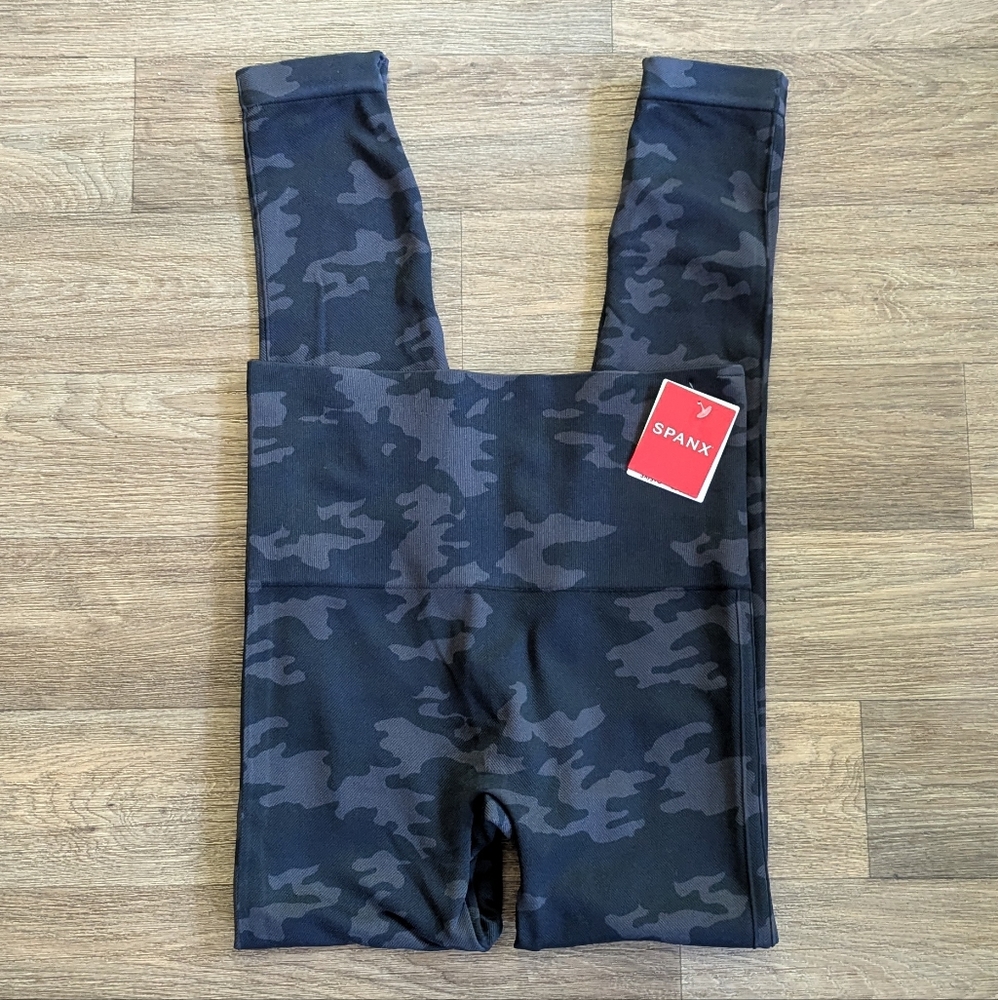 NWT Spanx Black Camouflage Look At Me Now Leggings Size Medium